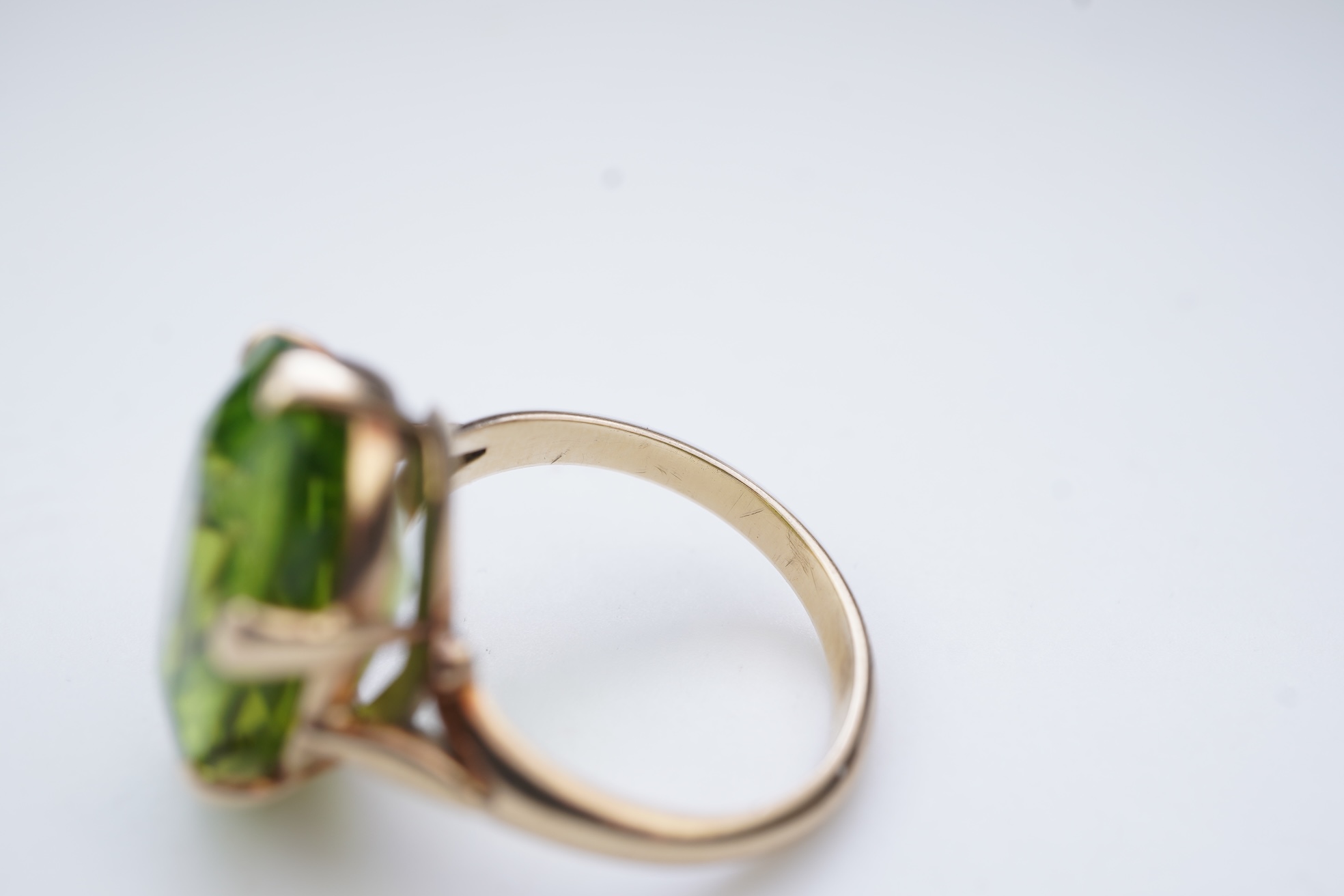 A peridot ring, early 20th century